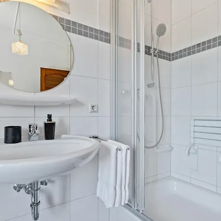 Baroque Style Townhome W Garden & Parking Id101 Hébergement de vacances *