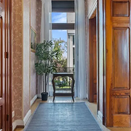 Hébergement de vacances Baroque Style Townhome W Garden & Parking Id101 *