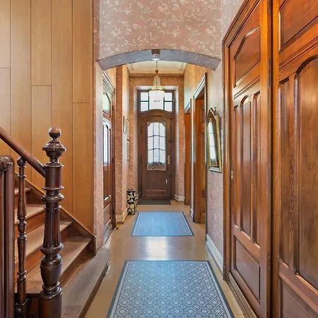 Baroque Style Townhome W Garden & Parking Id101 Holiday home *