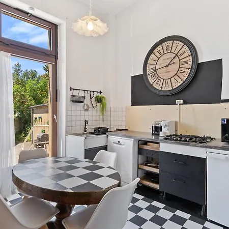 Baroque Style Townhome W Garden & Parking Id101 Holiday home
